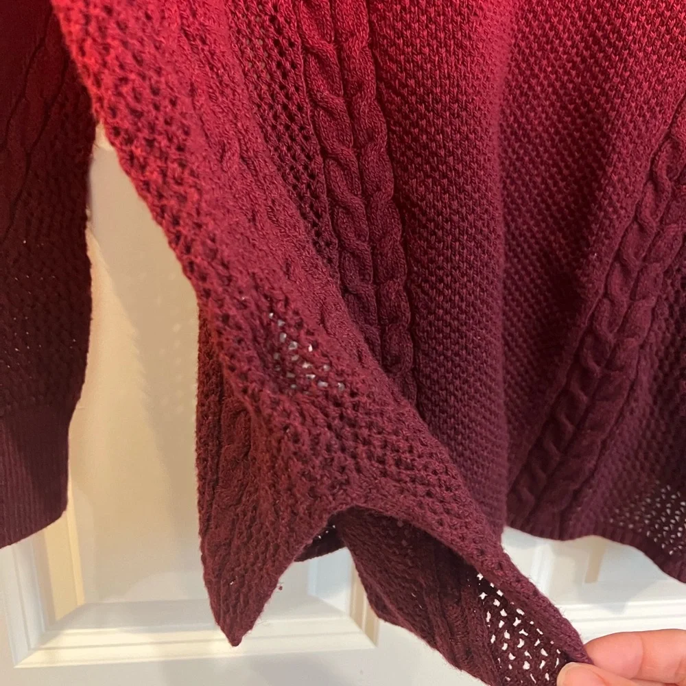 American Eagle red ombré cable knit long sleeve sweater.